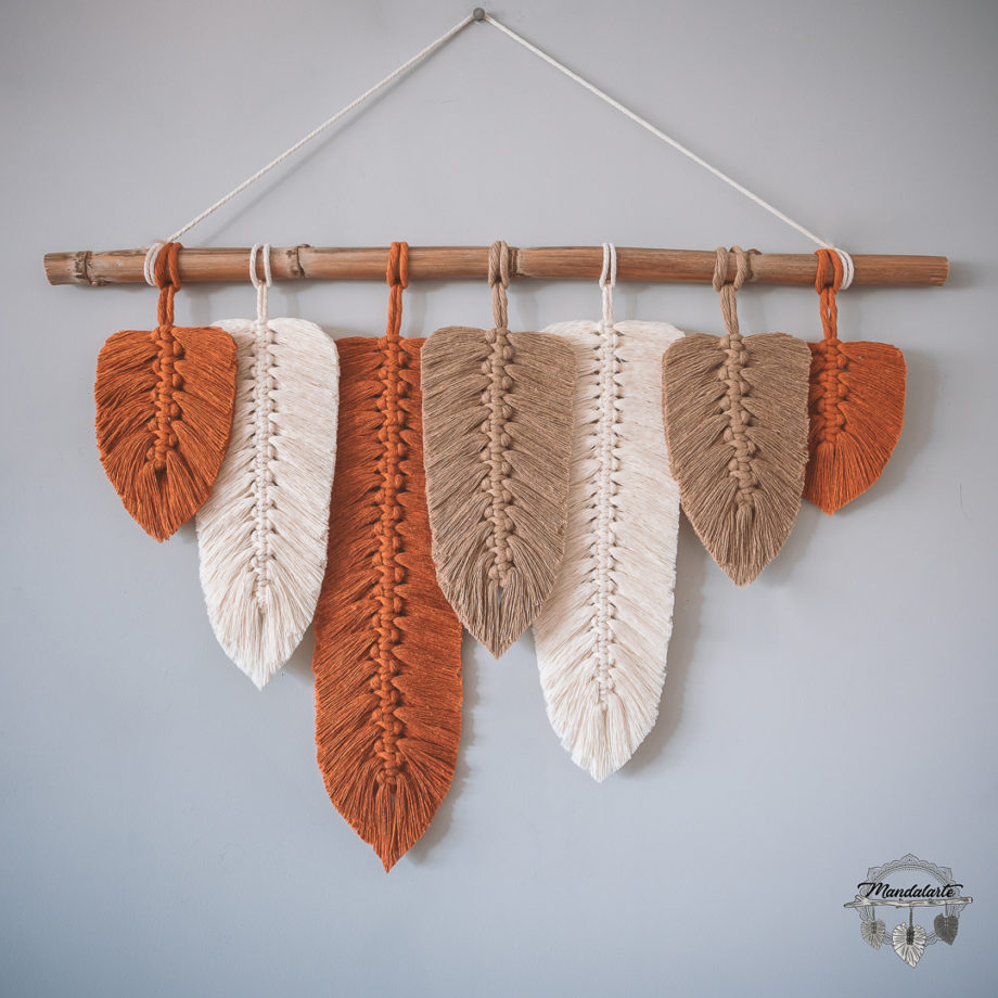 Tapiz de plumas de macramé en tonos teja, topo y natural