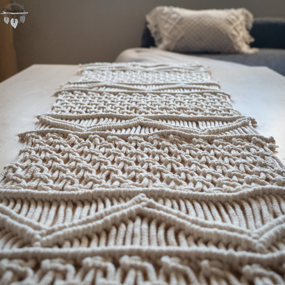 Camino de mesa tejido a mano con hilo de algodón natural.